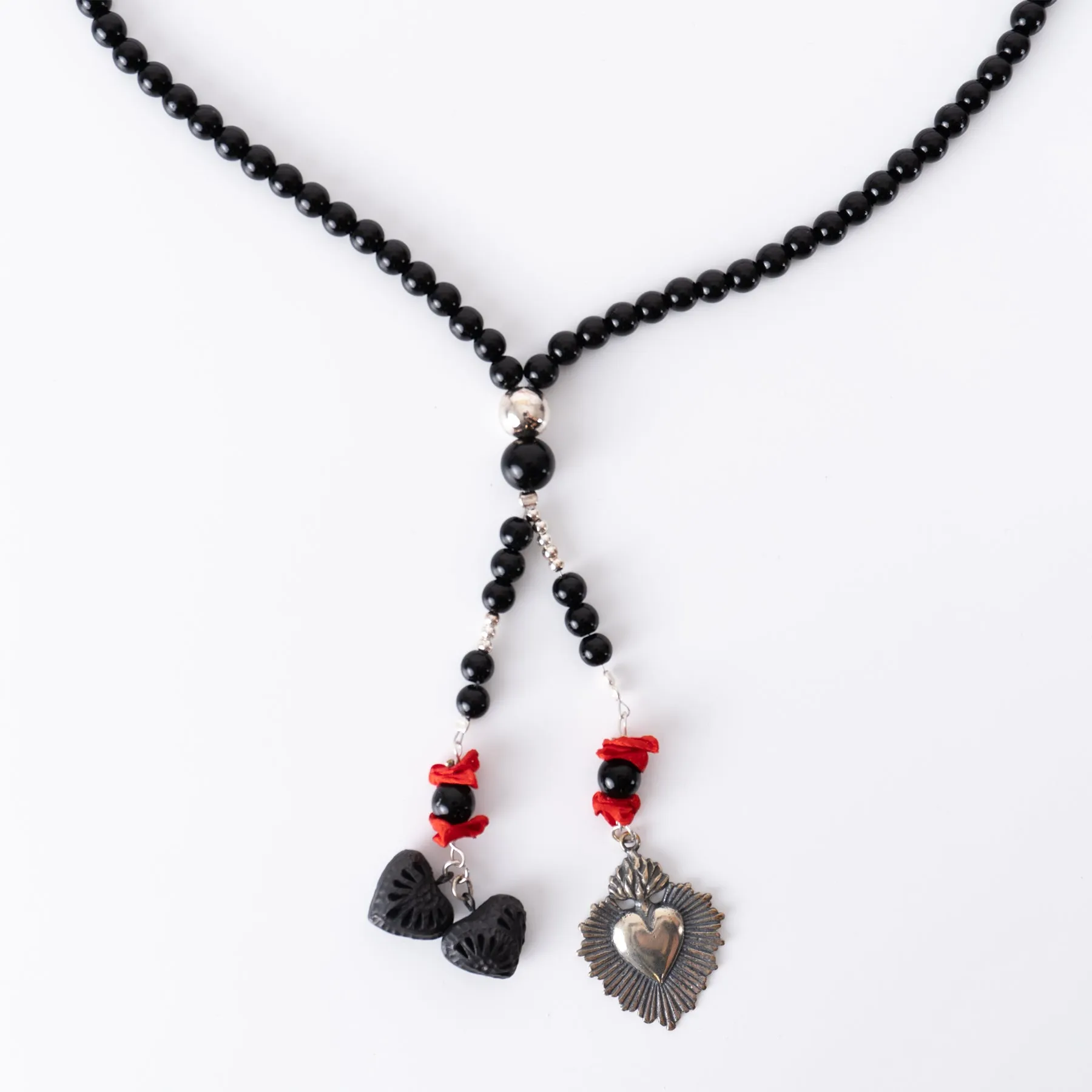 Collar con cuentas de barro negro - Modelo CORAZÓN DE FUEGO
