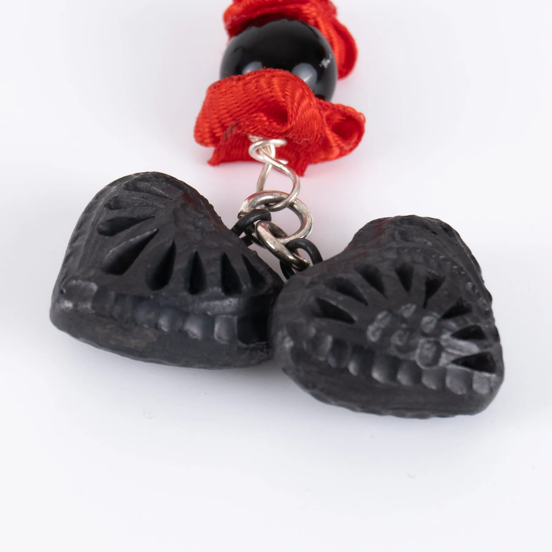Collar con cuentas de barro negro - Modelo CORAZÓN DE FUEGO